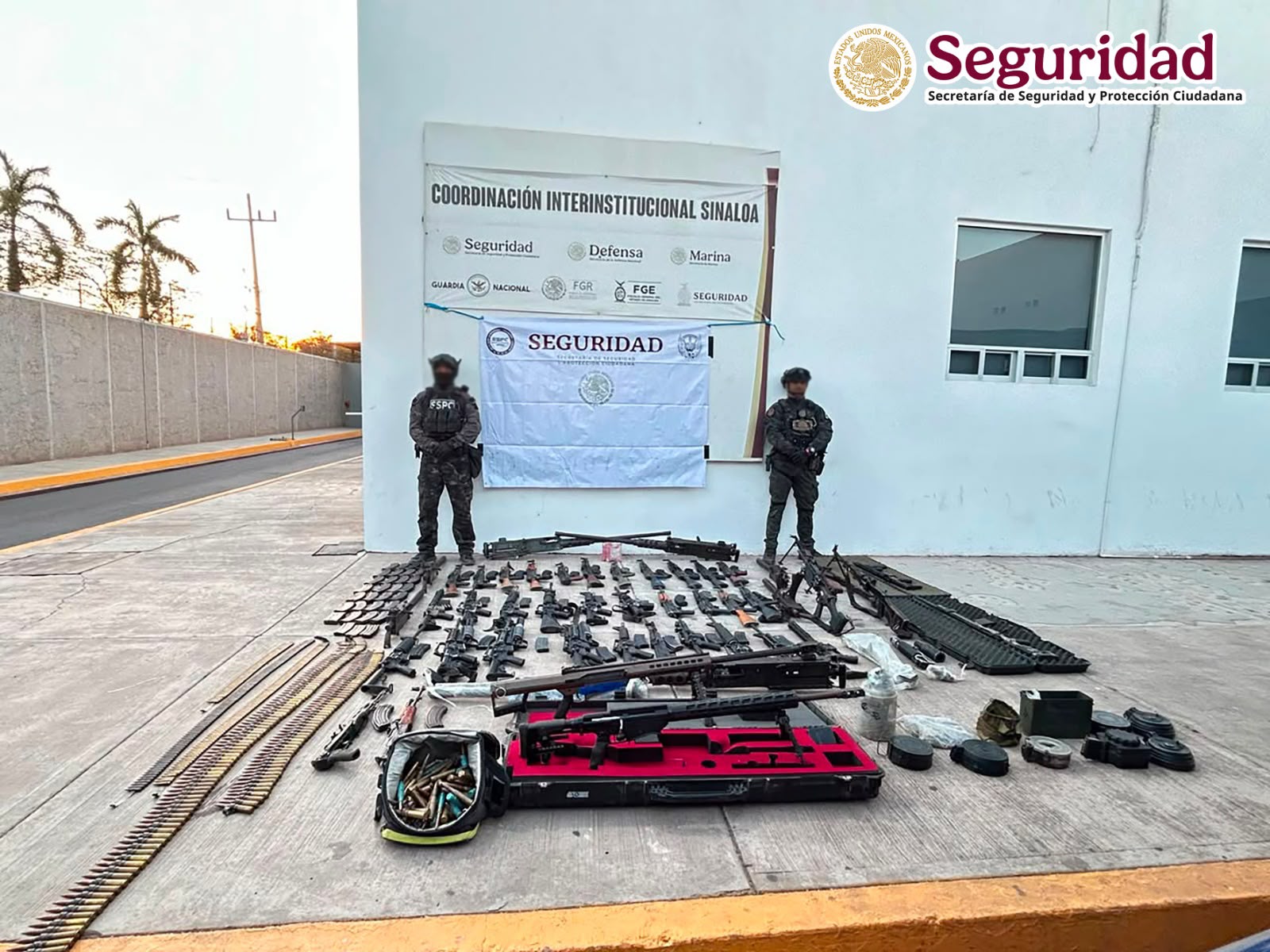 En Sinaloa, autoridades federales aseguran arsenal en una camioneta